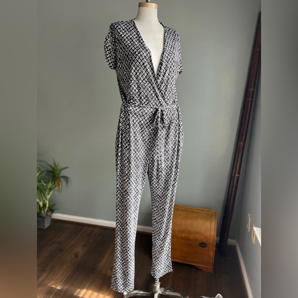 New York & Company Stretch Black and White Print Jumpsuit Size Medium